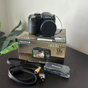 FujiFilm FinePix S2950 Digital Camera 14 MP 18x Wide Angle Zoom Lens 3-inch LCD